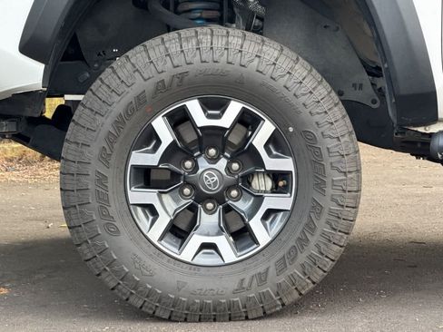 Used 2020 Toyota Tacoma TRD Off-Road w/ TRD Premium Off Road Package AWD/4WD image 25