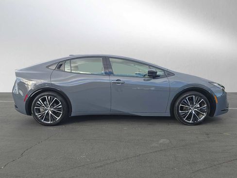 Used 2025 Toyota Prius XLE image 2