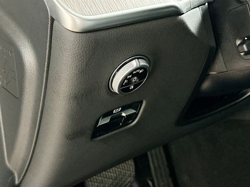 Used 2025 Mercedes-Benz GLC 300 4MATIC image 10