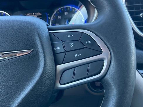 Used 2022 Chrysler Voyager LX image 17