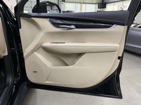 Used 2018 Cadillac XT5 FWD image 16