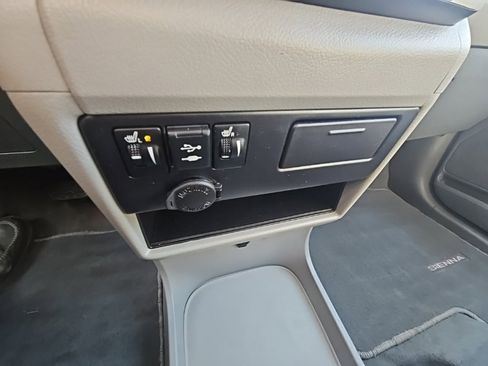 Used 2020 Toyota Sienna XLE image 33