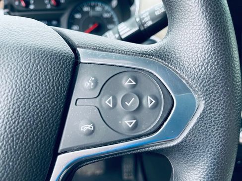 Used 2022 Chevrolet Traverse LS FWD image 17