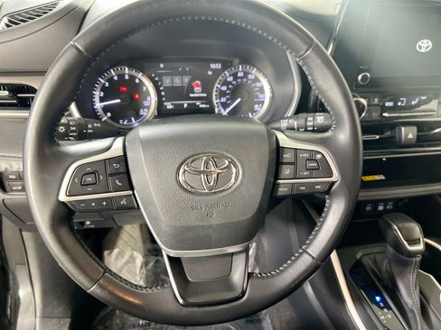 Used 2023 Toyota Highlander XLE image 11