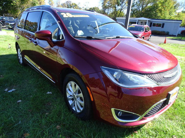 Used 2020 Chrysler Pacifica Touring-L FWD image 2