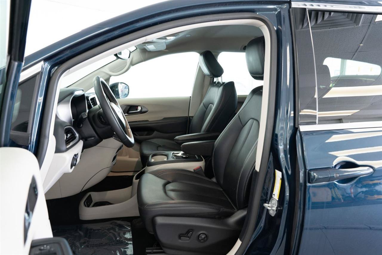 Used 2024 Chrysler Pacifica Touring-L FWD image 9