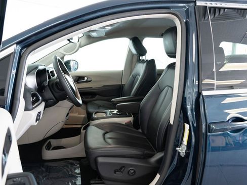 Used 2024 Chrysler Pacifica Touring-L FWD image 9
