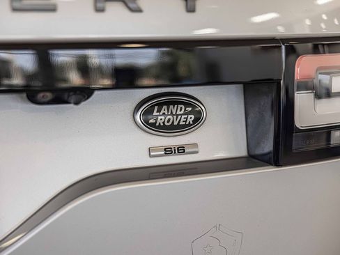 Used 2020 Land Rover Discovery SE image 16