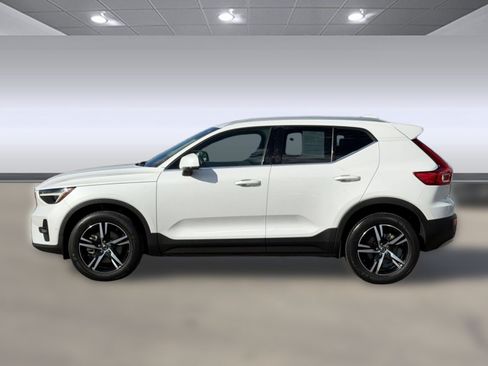 Used 2023 Volvo XC40 B5 Plus AWD/4WD image 2
