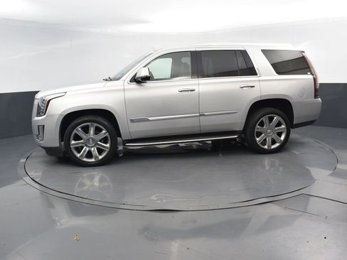 Used 2016 Cadillac Escalade Luxury image 2