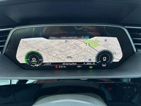 Used 2022 Audi e-tron Premium Plus w/ Premium Plus Package image 34