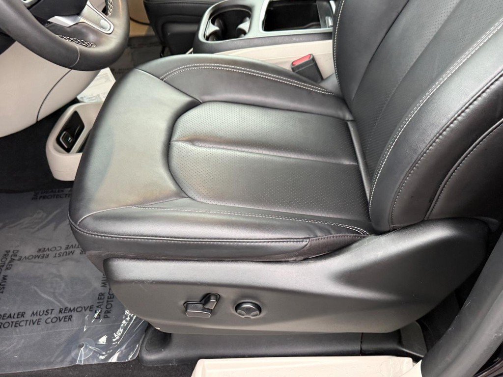 Used 2024 Chrysler Pacifica Touring-L FWD image 17