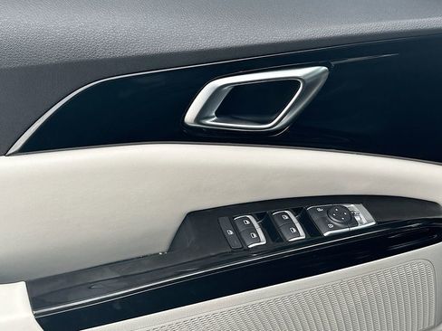 Used 2024 Kia Carnival EX image 21