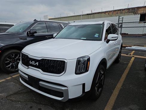 Used 2025 Kia Telluride EX w/ EX Captain's Chair Package image 1