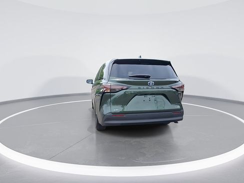 Certified 2025 Toyota Sienna XLE FWD image 8