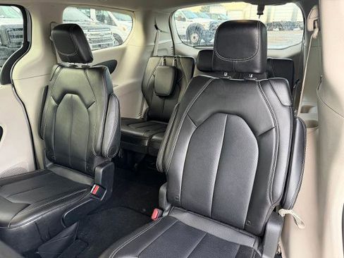Used 2024 Chrysler Pacifica Touring-L FWD image 16