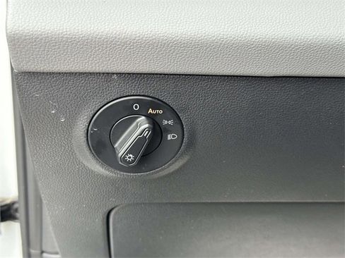 Certified 2022 Volkswagen Taos SE w/ Panoramic Sunroof Package image 22