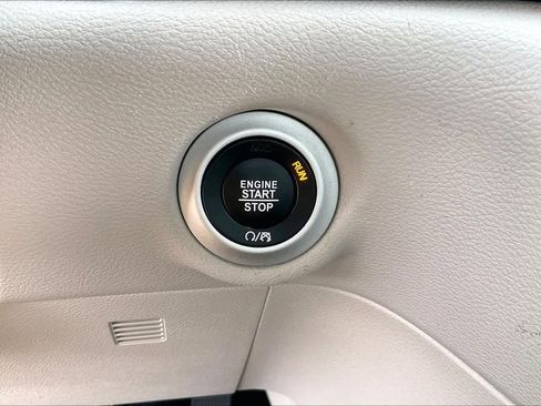 Used 2023 Chrysler Pacifica Touring-L image 32