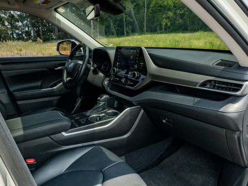 Used 2020 Toyota Highlander XLE FWD image 19