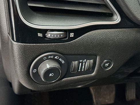 Used 2023 Jeep Cherokee Altitude Lux image 17