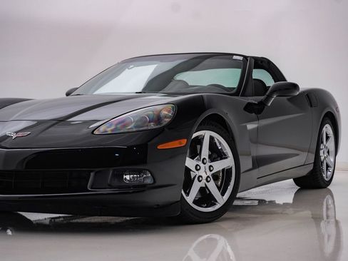 Used 2007 Chevrolet Corvette Coupe w/ Preferred Equipment Group RWD image 2
