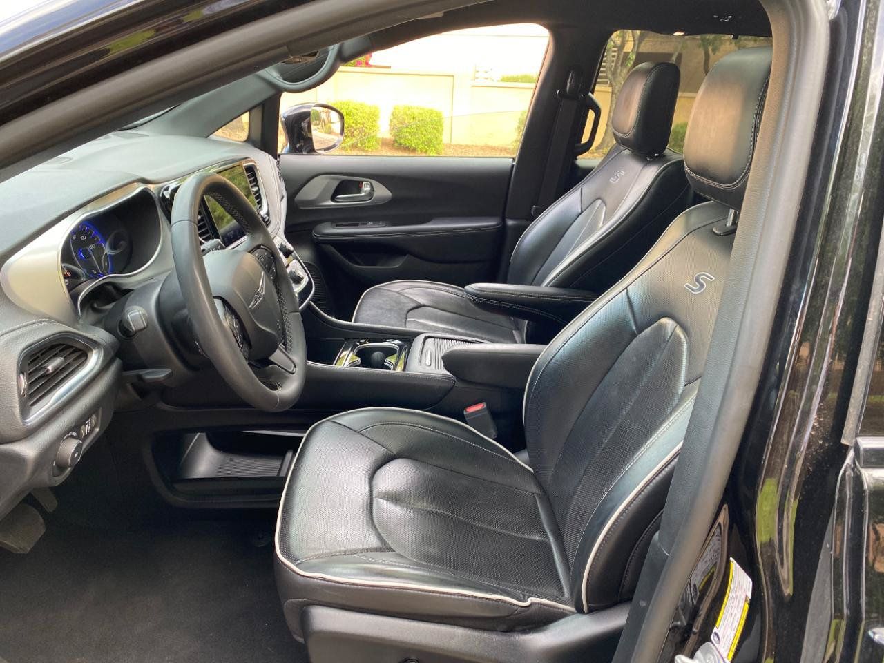 Used 2025 Chrysler Pacifica Limited FWD image 31