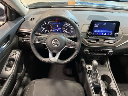 Used 2025 Nissan Altima 2.5 SV image 18