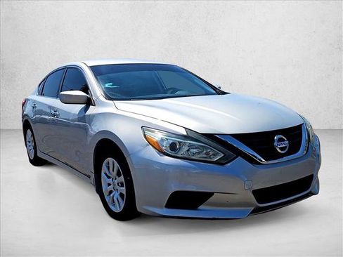 Used 2016 Nissan Altima 2.5 S w/ Power Driver Seat Package FWD image 2