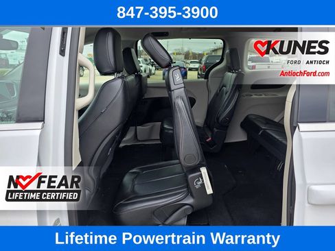 Used 2024 Chrysler Pacifica Touring-L FWD image 22
