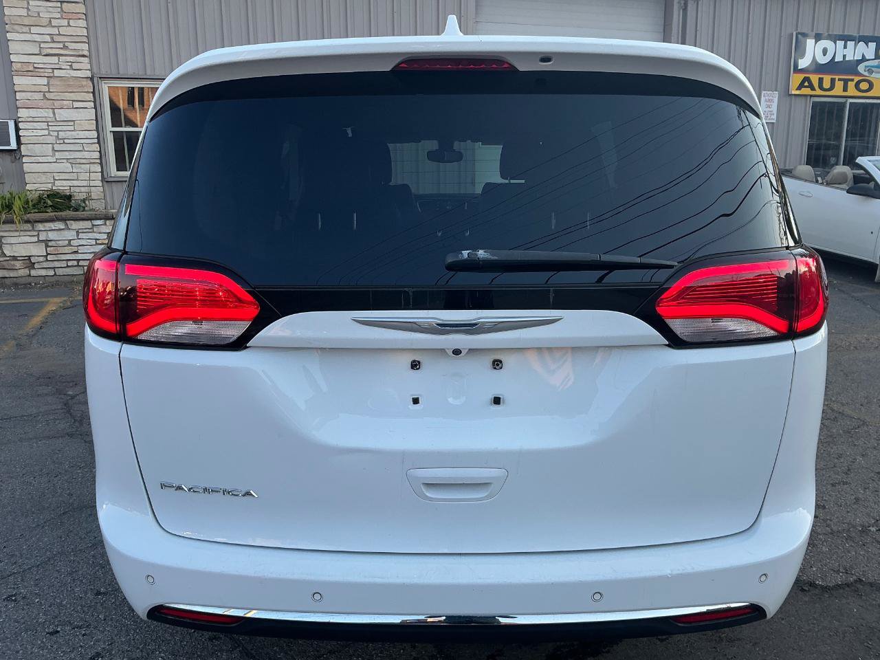 Used 2017 Chrysler Pacifica Touring-L w/ Tire & Wheel Group FWD image 5