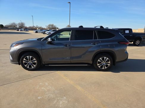 Used 2024 Toyota Highlander XLE image 8
