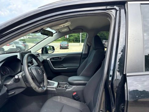 Used 2021 Toyota RAV4 LE AWD/4WD image 12