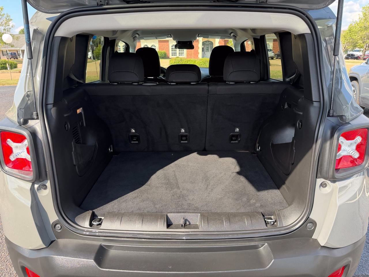 Used 2022 Jeep Renegade Latitude AWD/4WD image 10