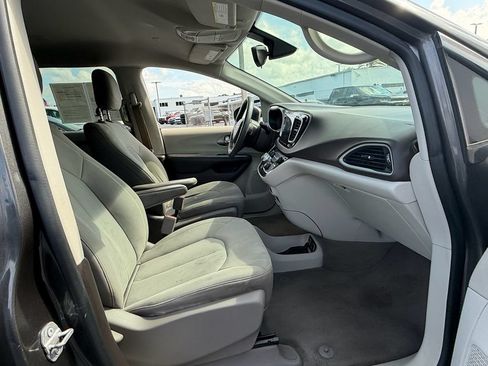 Used 2017 Chrysler Pacifica Touring w/ Tire & Wheel Group FWD image 16