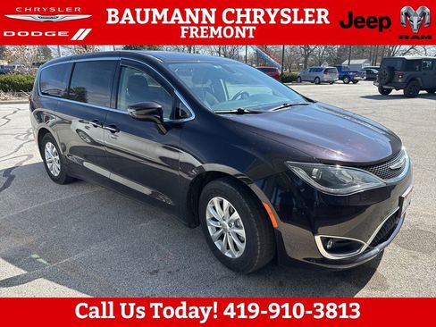 Used 2018 Chrysler Pacifica Touring Plus image 6