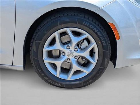Used 2019 Chrysler Pacifica Limited FWD image 23