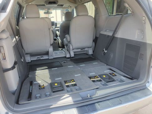 Used 2017 Toyota Sienna XLE w/ XLE Navigation Package FWD image 67