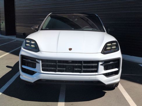 Certified 2025 Porsche Cayenne GTS AWD/4WD image 10