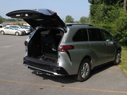 Used 2022 Toyota Sienna XSE w/ XSE Plus Package AWD/4WD image 7