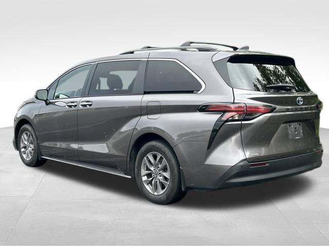 Used 2022 Toyota Sienna XLE AWD/4WD image 3