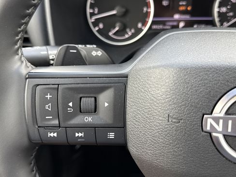 Used 2025 Nissan Rogue SV image 14