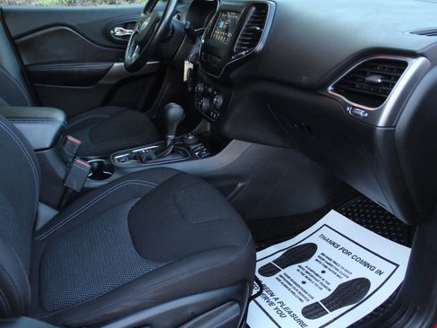 Used 2019 Jeep Cherokee Latitude w/ Cold Weather Group image 17