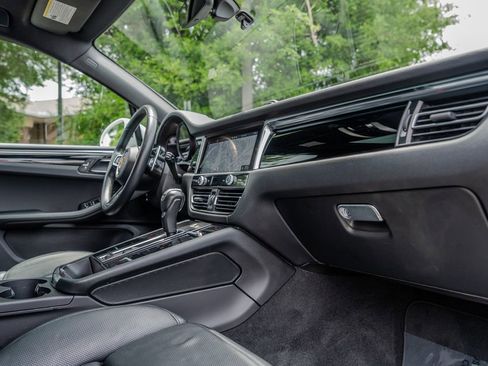 Used 2024 Porsche Macan AWD/4WD image 23