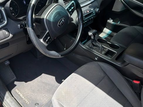 Used 2019 Kia Sorento S FWD image 4