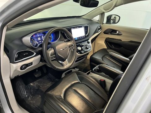 Used 2023 Chrysler Pacifica Touring-L image 67
