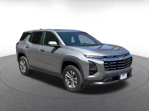 Used 2025 Chevrolet Equinox LT image 2