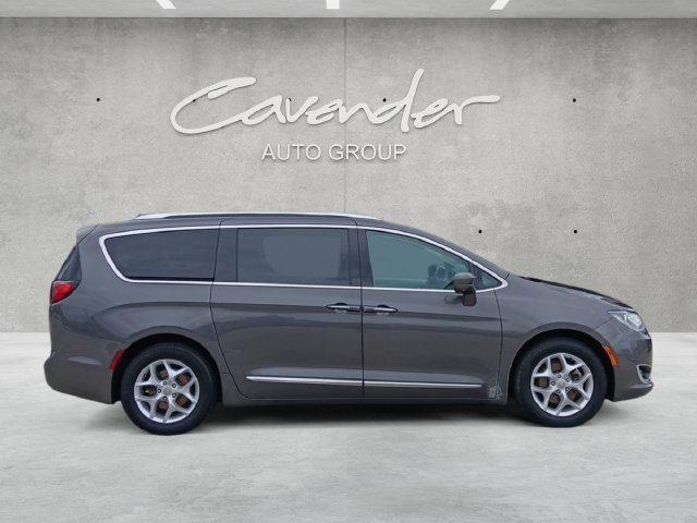 Used 2017 Chrysler Pacifica Touring-L Plus FWD image 18