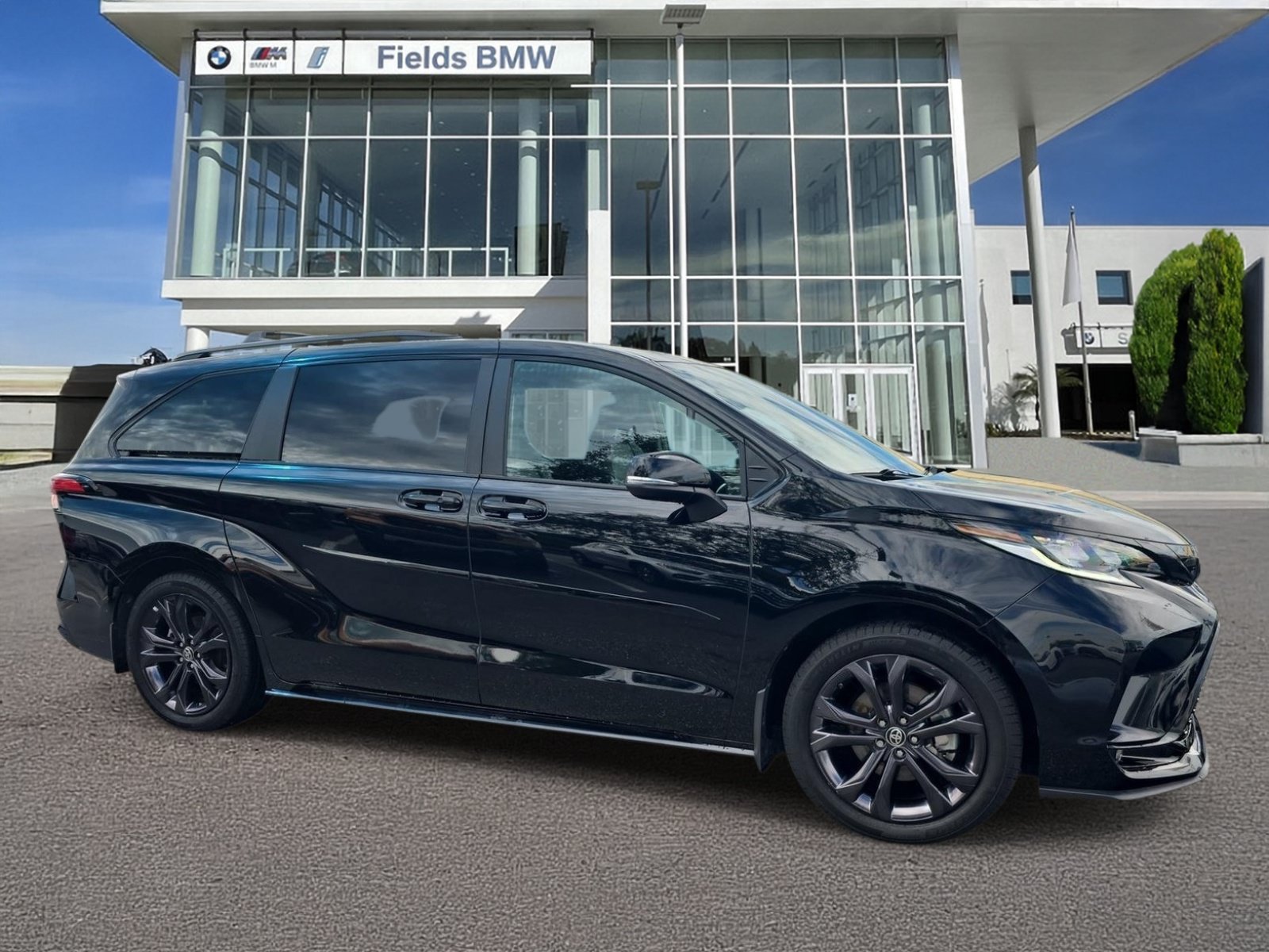 Used 2025 Toyota Sienna XSE w/ XSE Premium Package FWD image 1