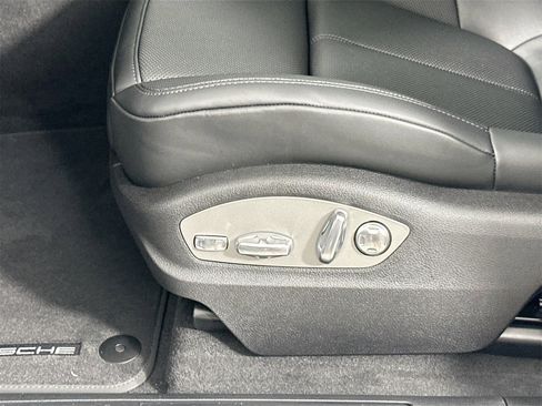 Certified 2025 Porsche Macan image 35