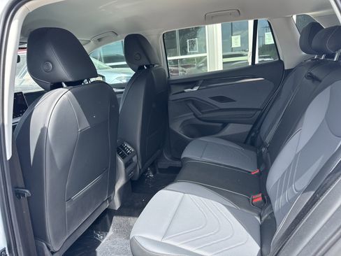 New 2026 Volkswagen Tiguan SE FWD image 18